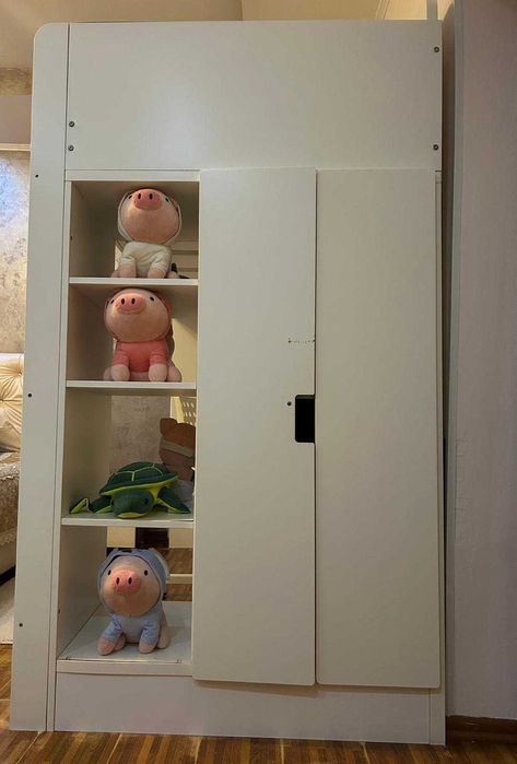 Pat supraetajat IKEA SMÅSTAD cu birou și depozitare