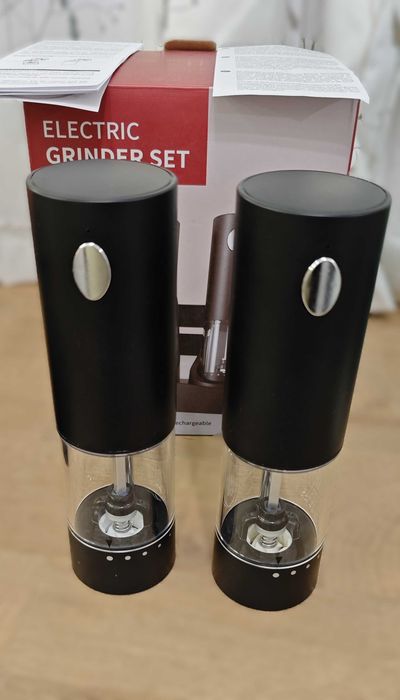 Комплект електрически мелници за сол и пипер със зарядна станция