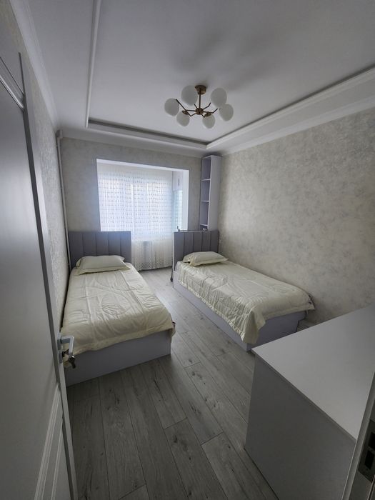 Сдается 2-комнатная квартира переделанная в 3х. Хозяин.Дархан Интелект