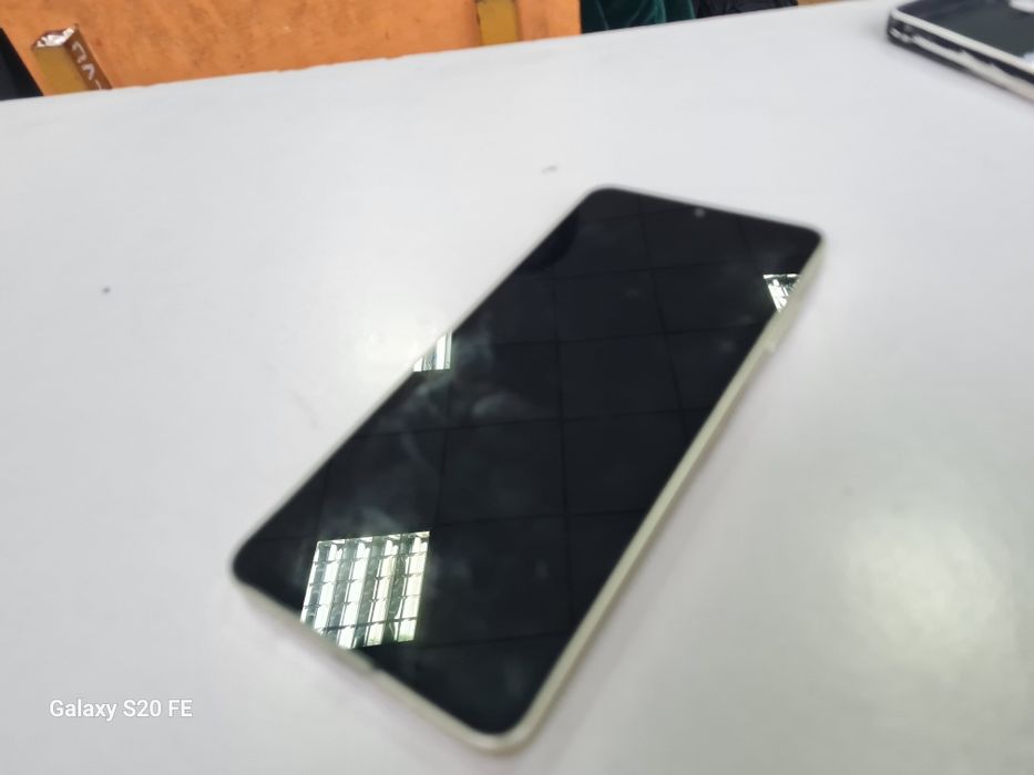 Samsung  a06 с небольшим сколом