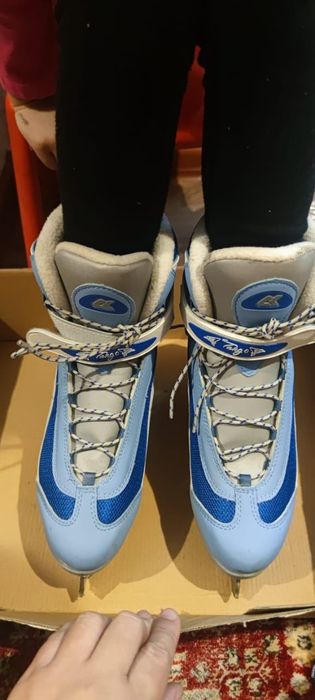 Коньки б/у, но новые  так как одевала 1 раз