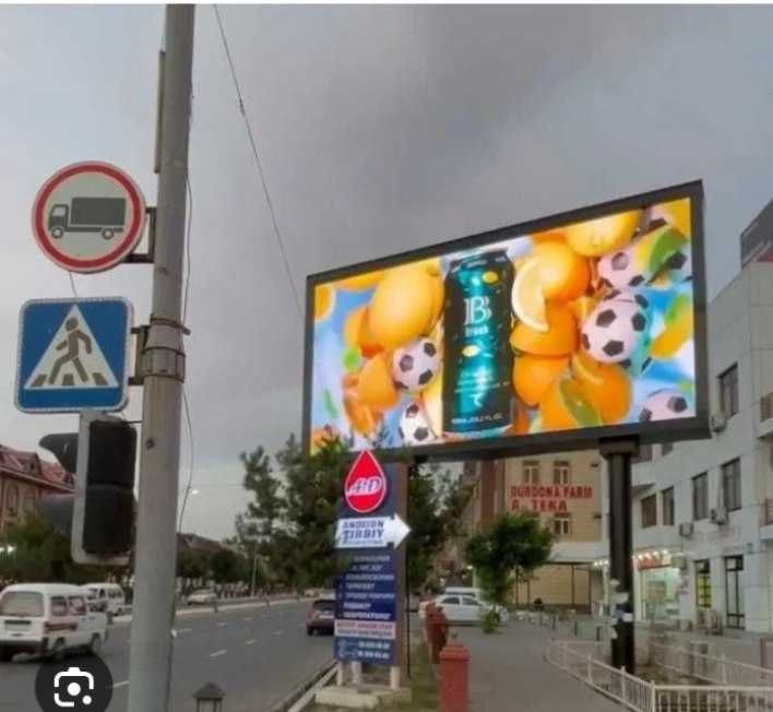 Jizzaxda led ekranlarda reklamalar. Лед екран на рекламах в Джиззах.