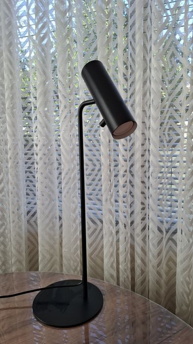Настолна лампа с насочено осветление