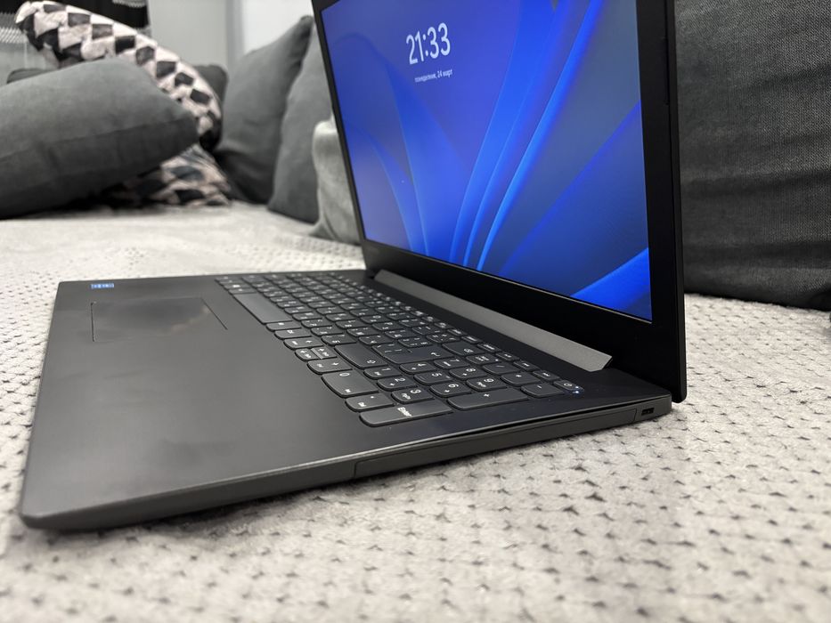 Лаптоп Леново-сив