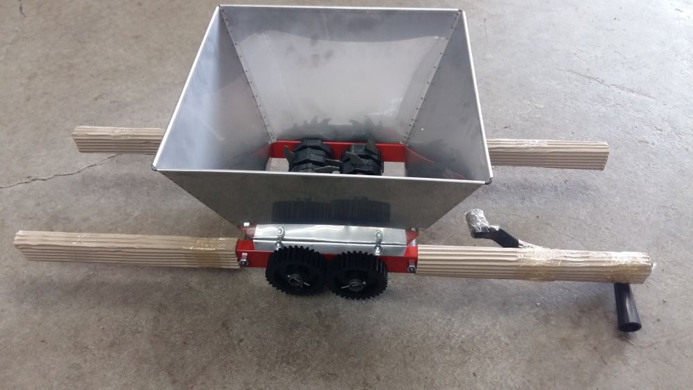 Продавам ръчна мелачка за плодове(ябълки ,дюли и круши)