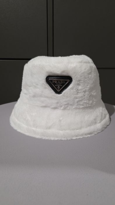 Пухена зимна шапка тип идиотка