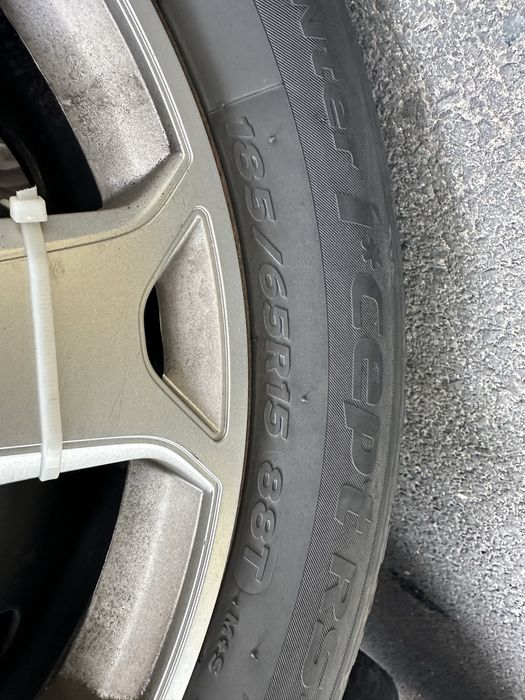 Jante tablă cu capace și cauciucuri de iarnă Hankook 185/65 R15 88T