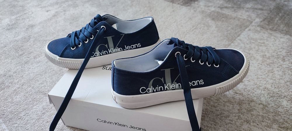 Se vând tenesi Calvin Klein