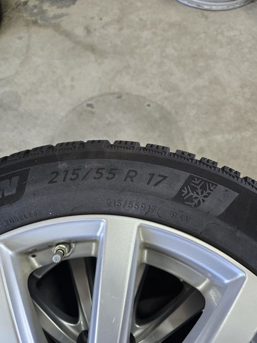 2 Броя 215/55/17 Michelin 7,2mm 23dot