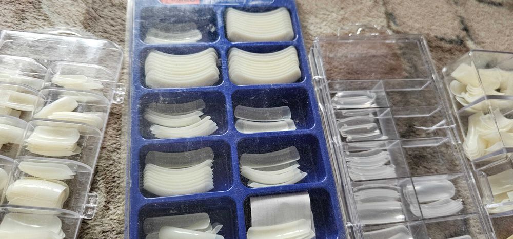 cutii cu unghii false