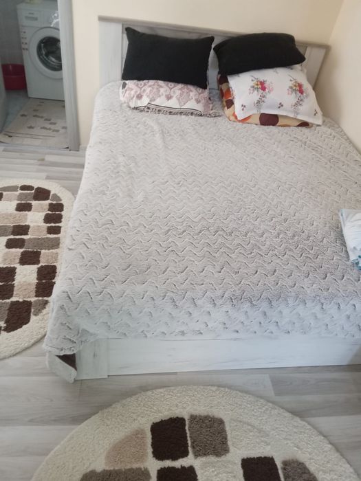 Cameră la curte de închiriat
