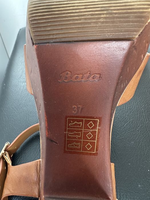 Високи сандали Bata
