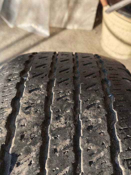 Продам б/у резину 235/70 R16