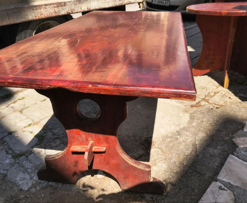 Масивни дървени столове и маси