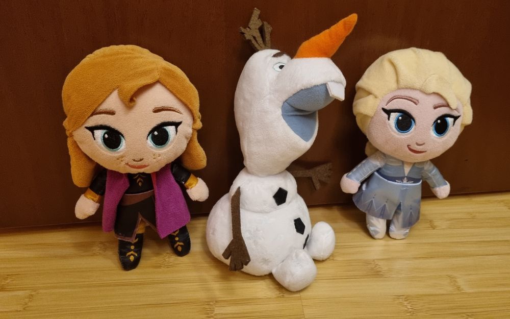 Lot plusuri / jucatii si set Frozen