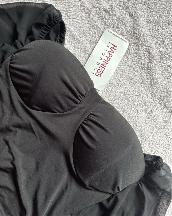 Черна рокля с набрана кройка