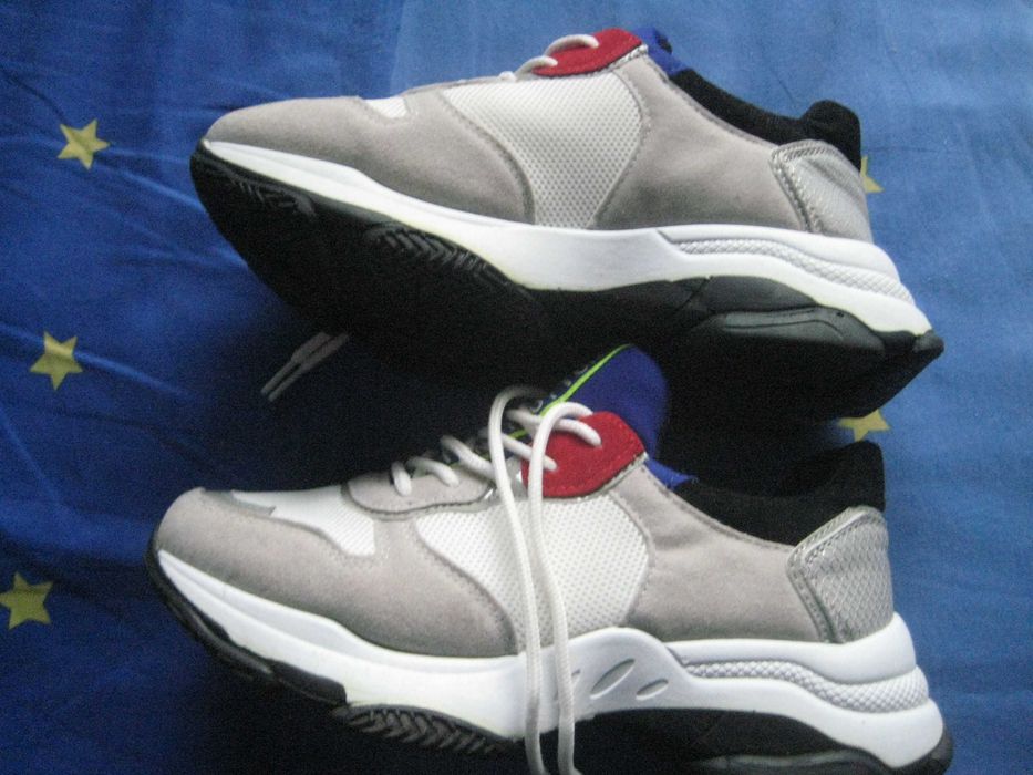 Продавам дамски спортни маратонки