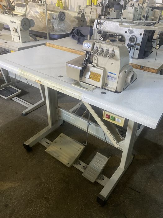 Masina de surfilat cu 2 ace si 5 fire -Marca jack