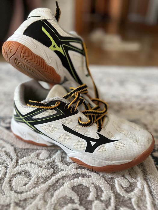 Продам волейбольные кроссовки Mizuno