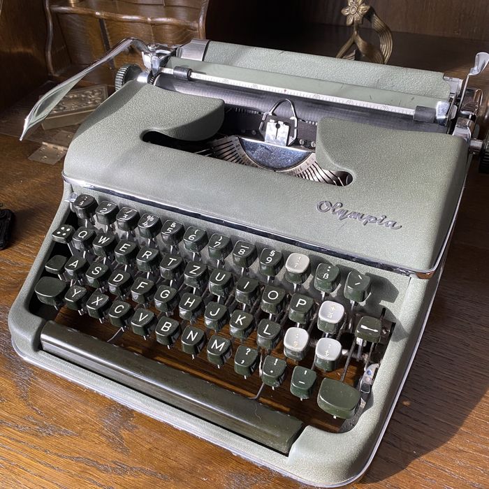 Masina de scris Olympia, metalica, in limba romana