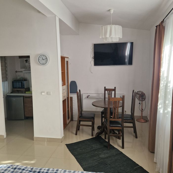 Închiriez apartament la casa,, zona semicentrala
