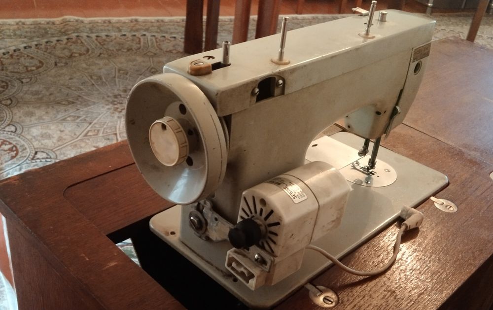 Б/У Щвейная Машинка Чайка на приводе