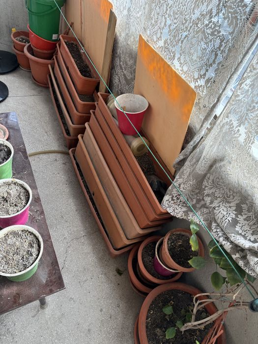 Vand ghivece si jardiniere cu pamant de flori