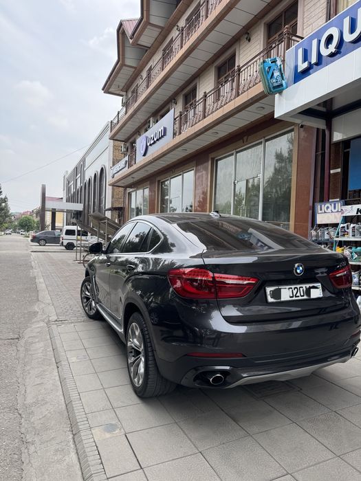 Zoʻr xolatda saqlangan BMW X6