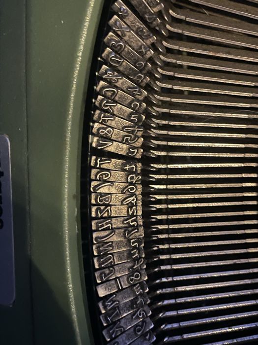 Masina de scris Antares Compact20, cu litere cursive (model rar)