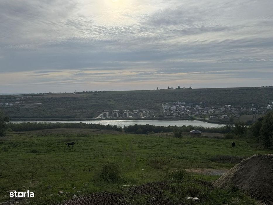 Teren intravilan cu vederea la lac lângă pădure
