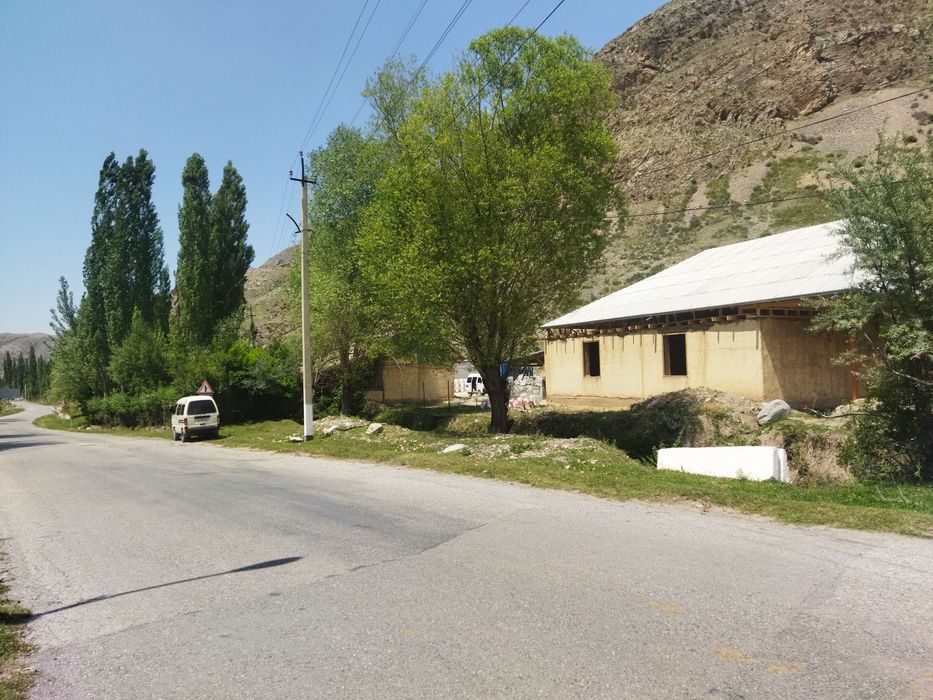 ШОХИМАРДОН Центртга Якин Жойда 8 СОТИХ 9 хона Олдидан Сув уткан