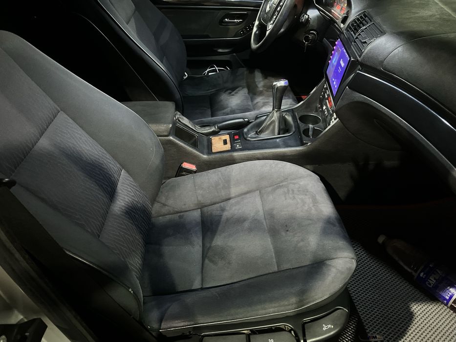 BMW E39 523i.