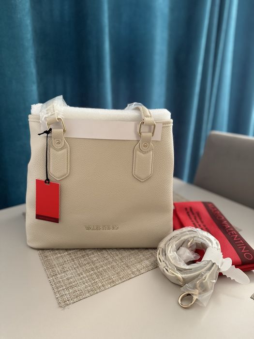 Geanta Valentino noua perfecta pentru a o purta cu rochie de vara