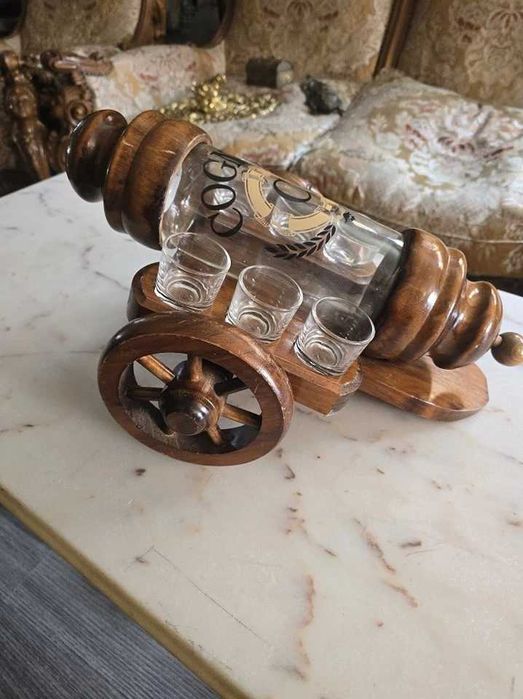 Sticla de Cognac în suport de lemn,in forma de tun..