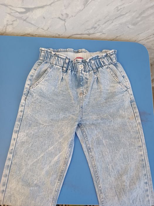 Продам джинсы на девочку