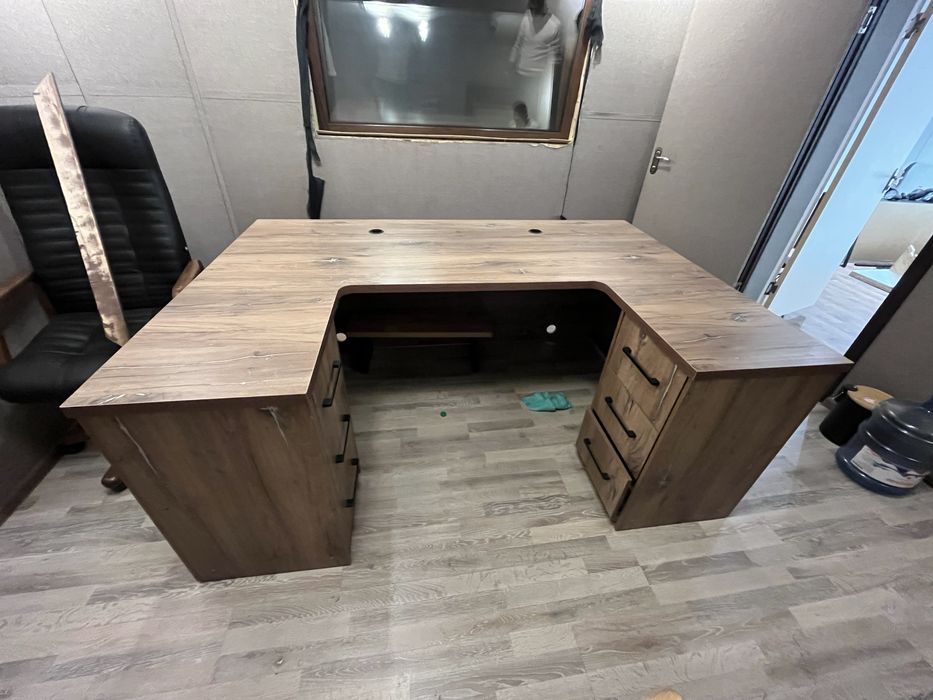 Рабочий стол для студии и офиса