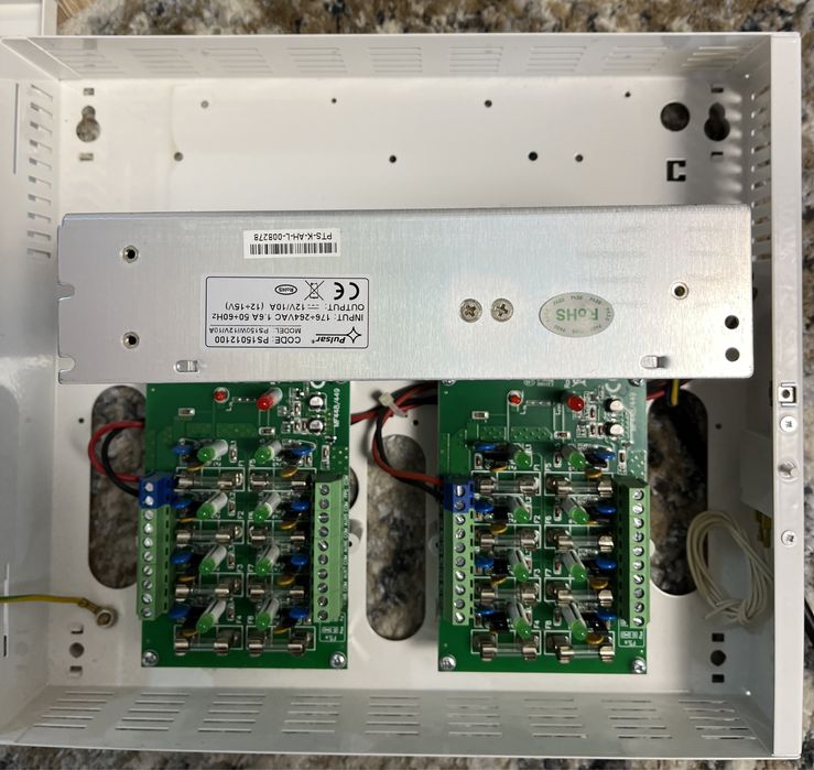 Sursa de alimentare, pana la 16 camere, 12V/8A/16 x 0,5 A