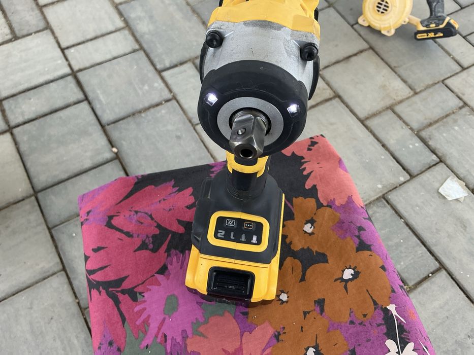 Vind dewalt  2025 DCF 922 cu acum 5ah