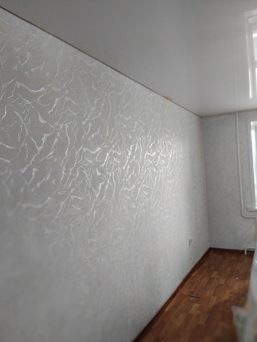 Поклейка обоев и галтелей