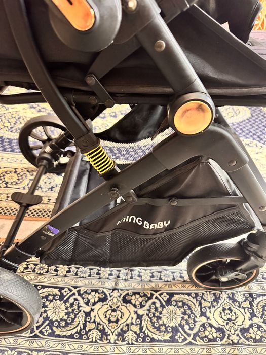 Коляска черная стоит в Каскелене