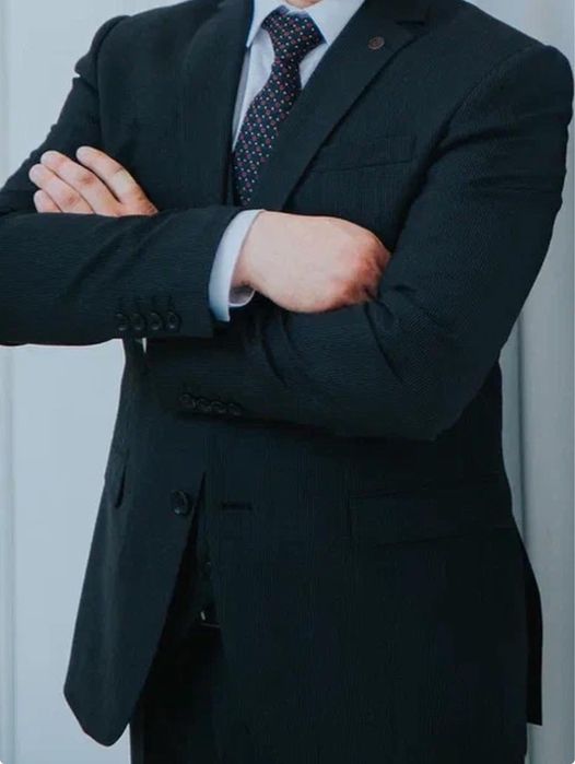 Продам Новый костюм тройку