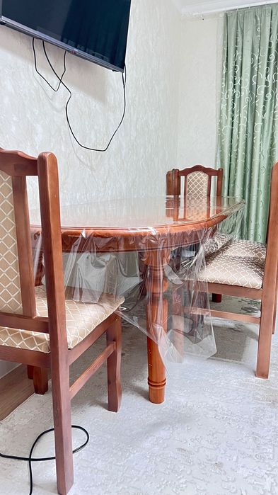 Стол и стулья из дерево.