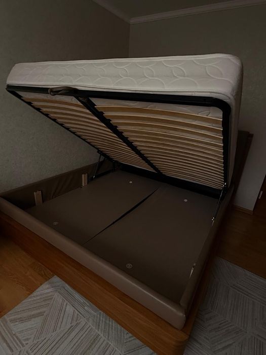 Кровать деревянная