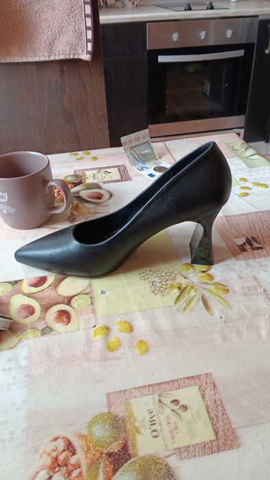 Обувки чисто нови