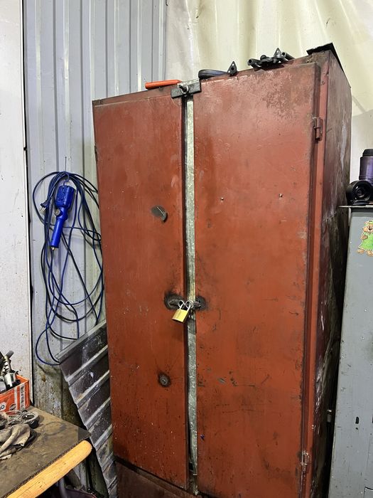 железный шкаф для инструментов