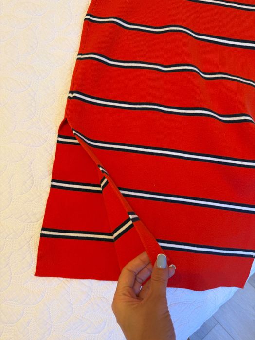Роклите са на марките Tommy Hilfiger и Twin Set.
