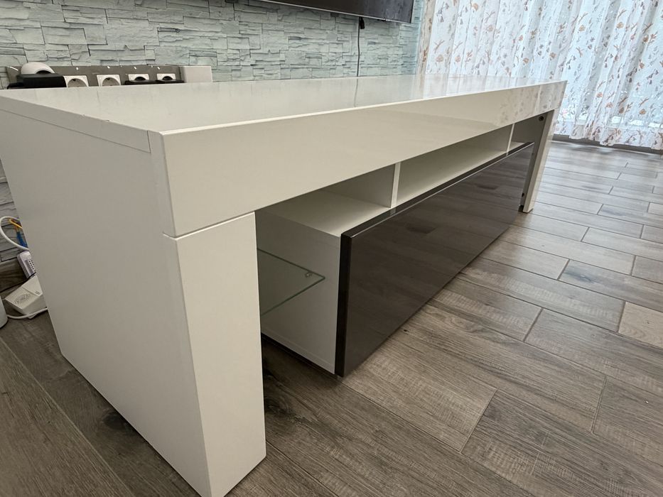 Продавам тв шкаф