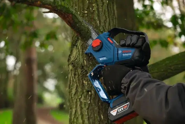 ПРОМОЦИЯ! Акумулаторна резачка за дърва GKE 18V-15 Solo Bosch