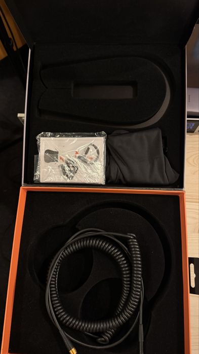 Neumann NDH 20 ( като нови )
