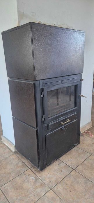 Камина с водна риза и панелни радиатори